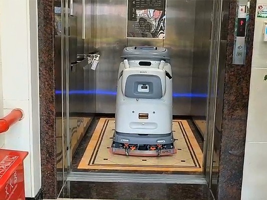 科技館的 "地面安全員"：坦力機器人黃金周守護 8 萬腳步