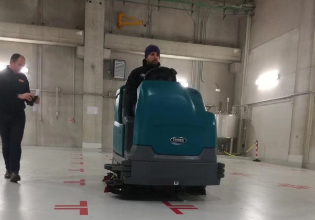 車(chē)庫(kù)用洗地機(jī)