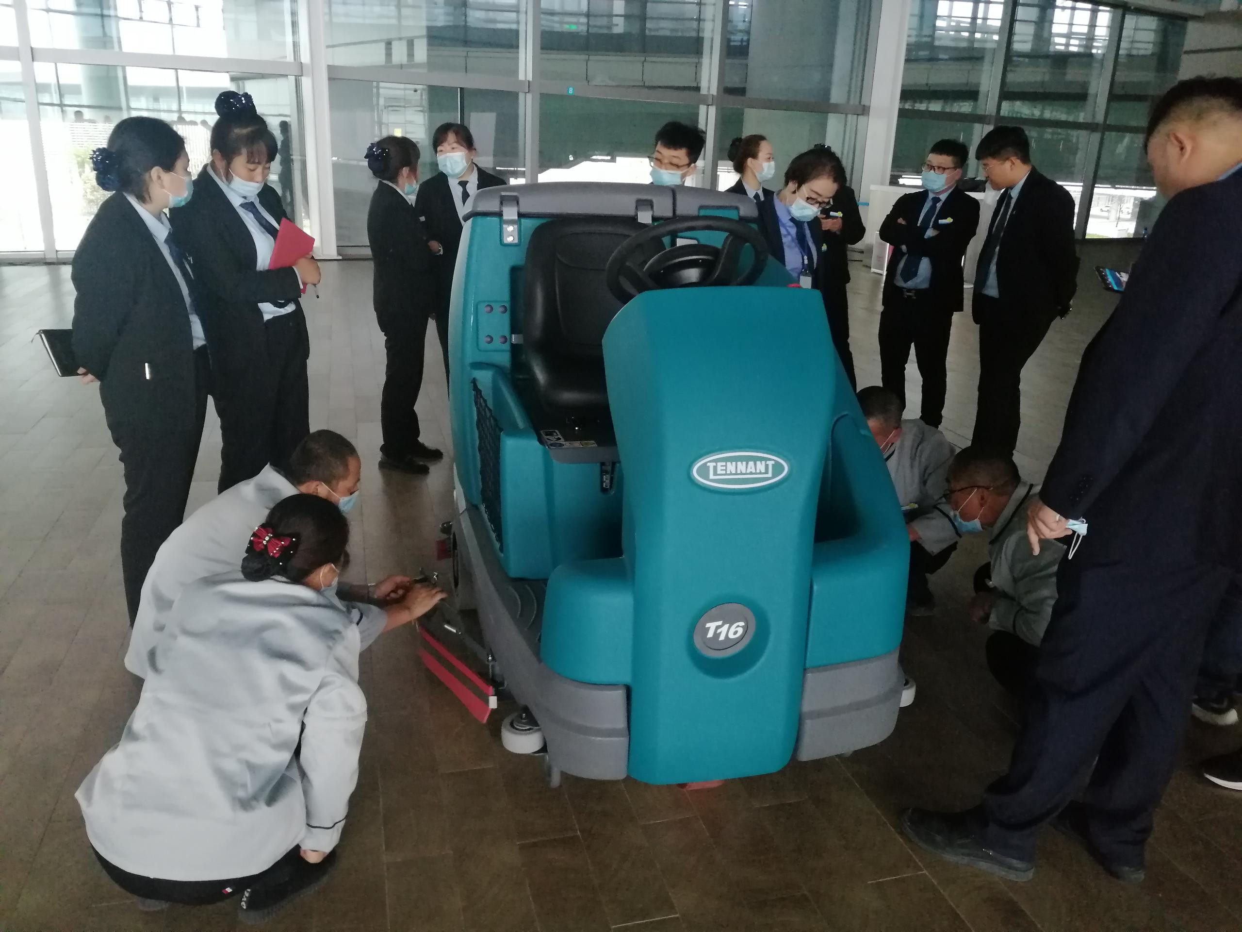 駕駛式洗地機(jī)優(yōu)勢(shì)有哪些？