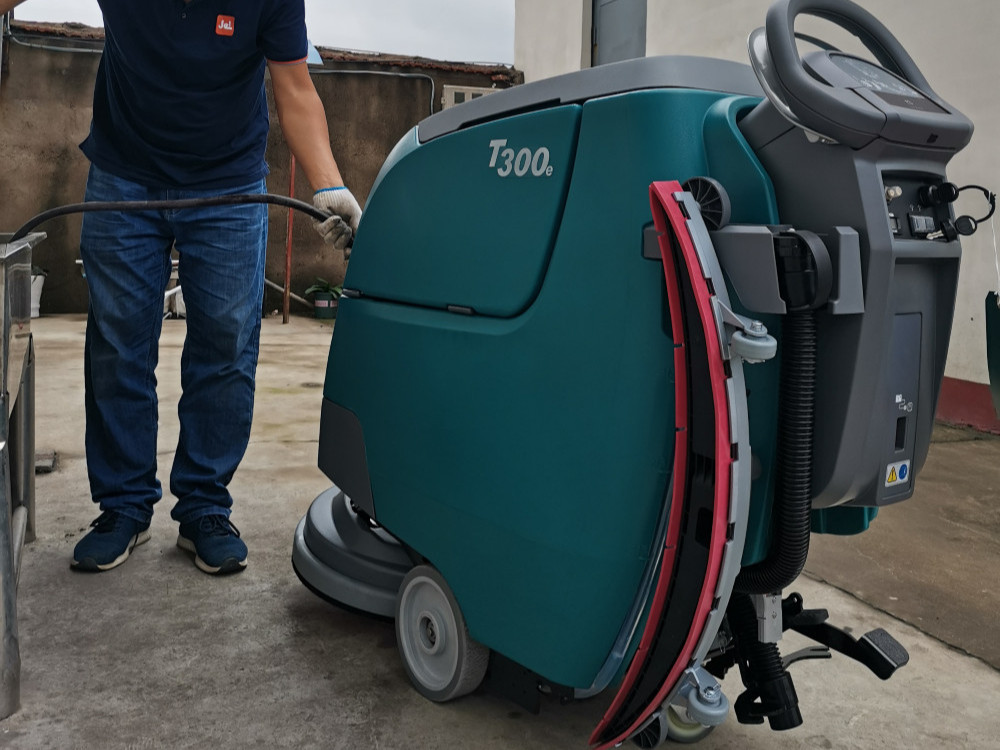 工廠車間洗地機(jī)的保養(yǎng)手冊(cè)看這里！