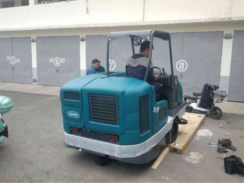 冬季猛降溫，環(huán)衛(wèi)掃地機要注意哪些問題？