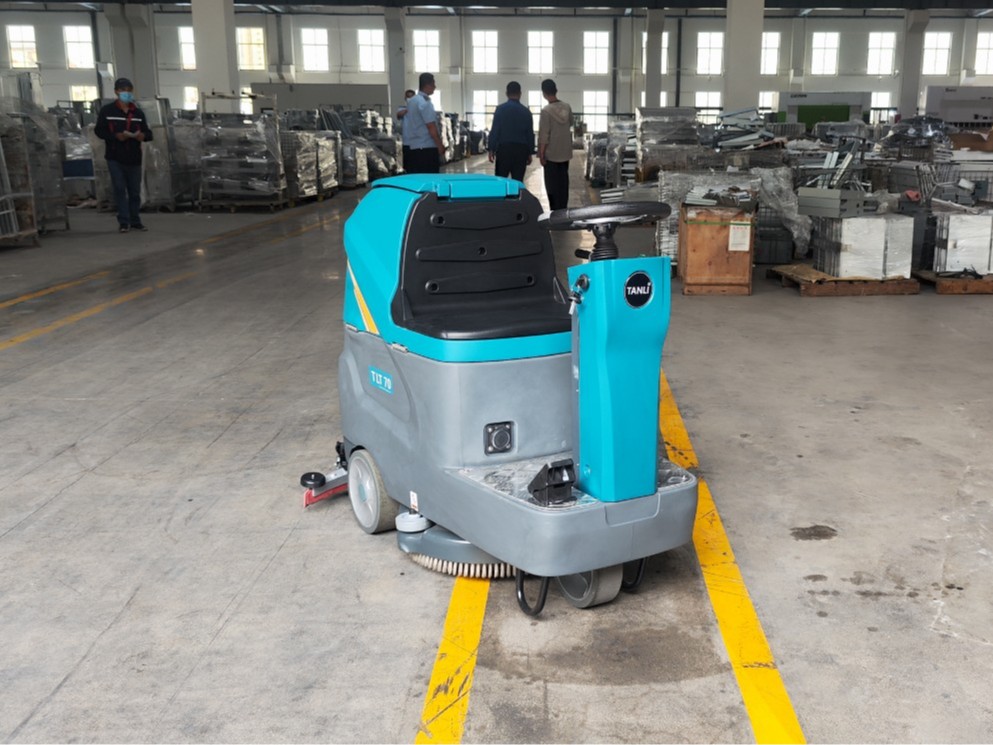 工廠車間如何根據規(guī)模大小選擇工業(yè)洗地機清潔設備